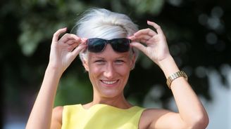 Rathova mluvčí Berill Mascheková u kasy Rathova mluvčí Berill Mascheková u kasy