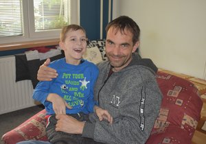 Milan Maschke (44) s těžce postiženým synem Františkem (9)