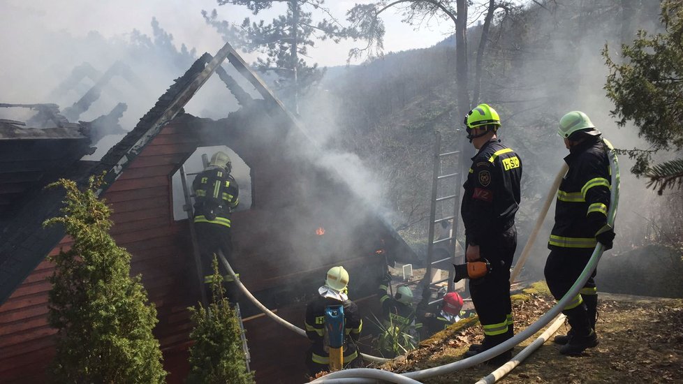 Poblíž vesnice Masečín shořela chata, majitelku odvezli záchranáři.