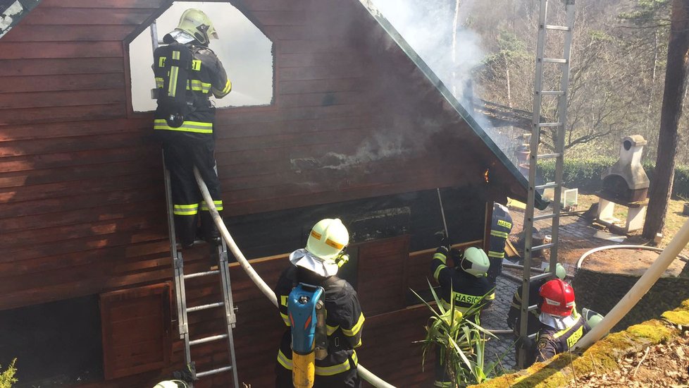 Poblíž vesnice Masečín shořela chata, majitelku odvezli záchranáři.