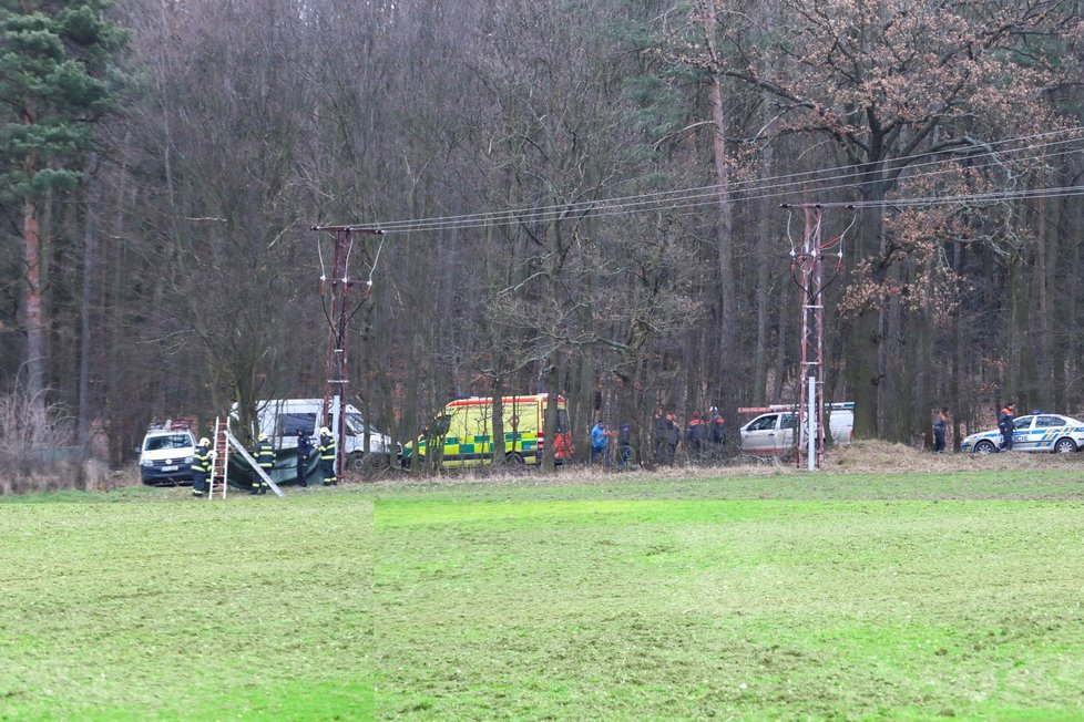 Elektrikáře u obce Masečín zasáhl na stožáru elektrický proud. Svým zraněním podlehl.