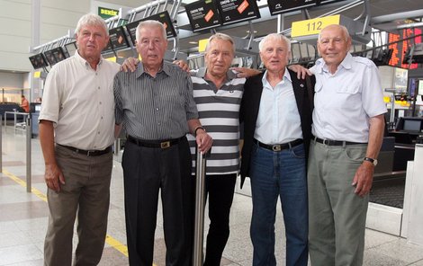 Česká »delegace« (zleva) Mašek, Masopust, Jelínek, Štibrányi a Tichý krátce před odletem do Brazílie.