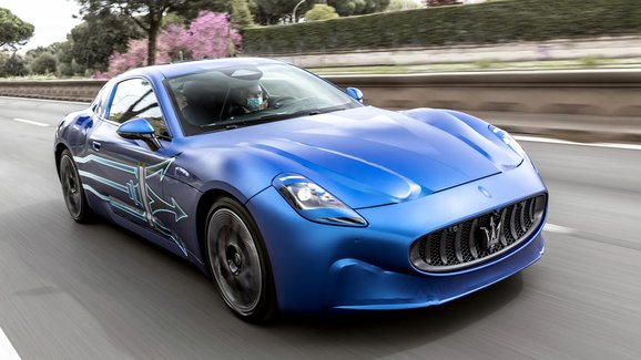 Elektrické Maserati GranTurismo Folgore se prohánělo v ulicích Říma 
