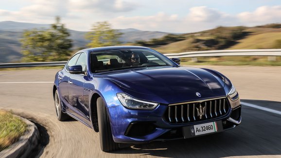 Za volantem inovovaných Maserati: Jak jezdí Ghibli Hybrid a šestiválcové Quattroporte?