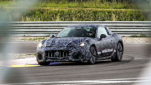 Nové Maserati GranTurismo na prvních fotkách. Pravověrce moc nepotěší