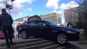 Řidič jaguáru s rakouskou poznávací značkou zaparkoval své vozidlo na schodech před hotelem Hilton.