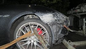 Řidič naboural luxusní maserati.