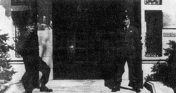 Josef Mašín a Milan Paumer před dveřmi čsl. Vyslanectvi ve Washingtonu