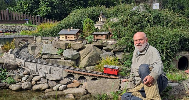 Bývalý železničář Miloš Sova (71) z Dolní Lomné si v penzi hraje. Po celé zahradě mu jezdí vlaky a nově i tramvaje.