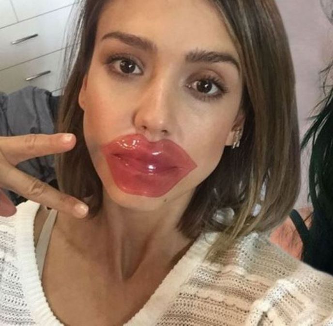 Jessica Alba s  kolagenovou maskou na rty