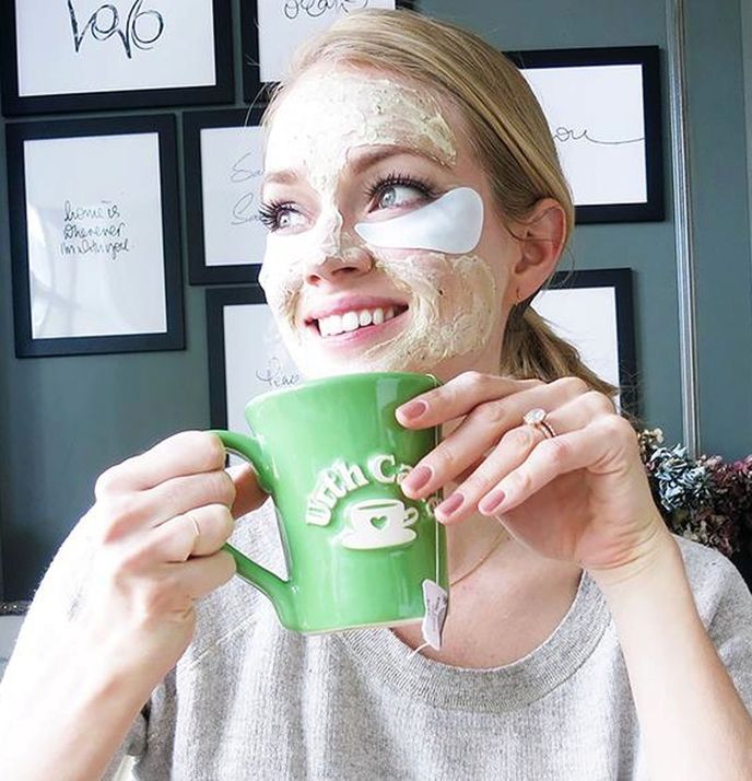 Americká modelka Lindsay Ellingson s oční a pleťovou maskou