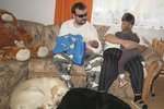 Otec Petr s Aničkou, maminka Monika se stydící se Kačenkou a vodicí psi Dáres a Bela