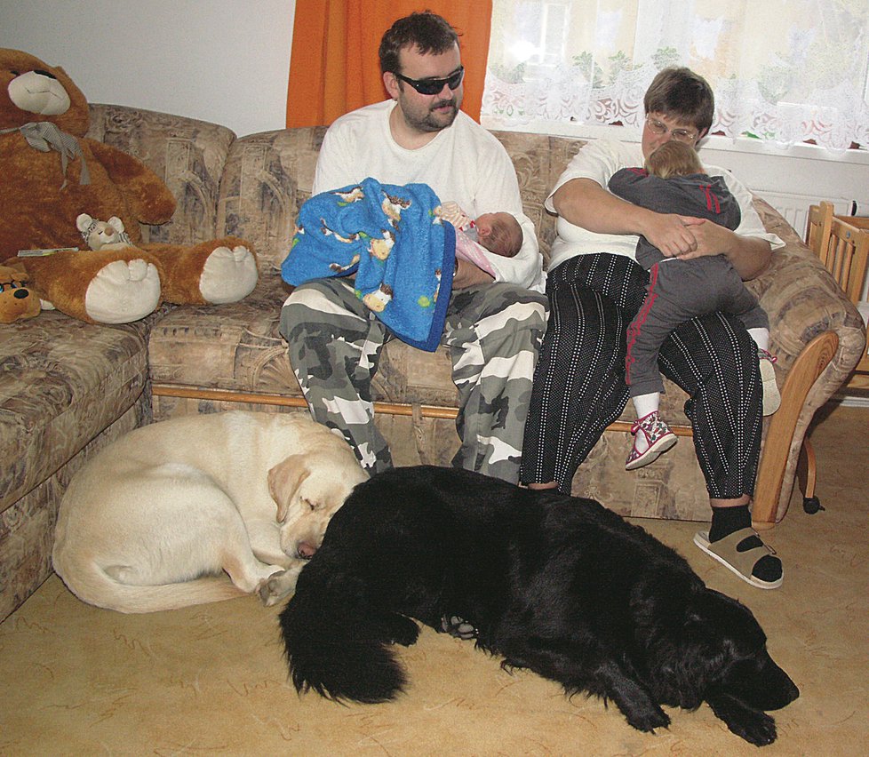 Otec Petr s Aničkou, maminka Monika se stydící se Kačenkou a vodicí psi Dáres a Bela