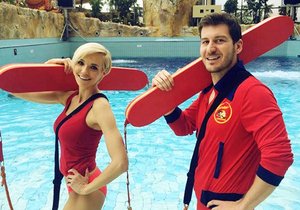 Hanka Mašlíková a její kolega Petr Říbal se svlékli do plavek. Mašlíková předvedla ukázkovou postavičku!