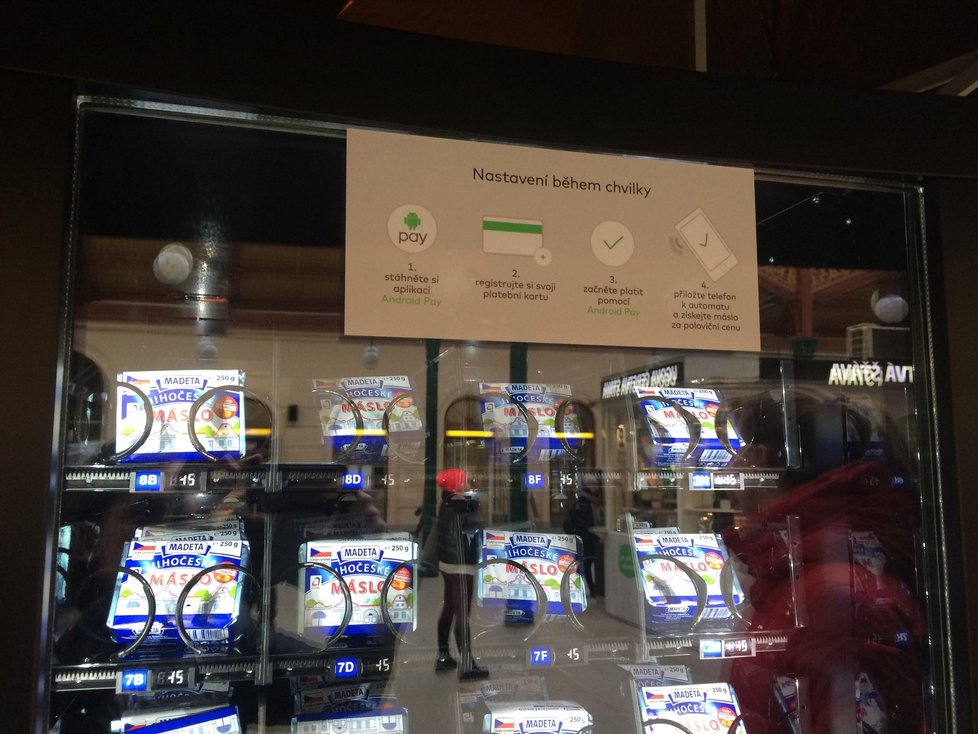 Automat na Masarykově nádraží vypadá stejně jako kterýkoliv jiný automat nabízející potraviny nebo nápoje. Tento ale nabízí jen máslo a lze na něm platit pouze mobilním telefonem.