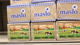 Máslo v obchodech zlevnilo. Co za tím stojí?