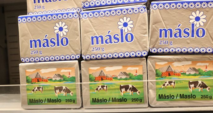 Máslo v obchodech zlevnilo. Co za tím stojí?