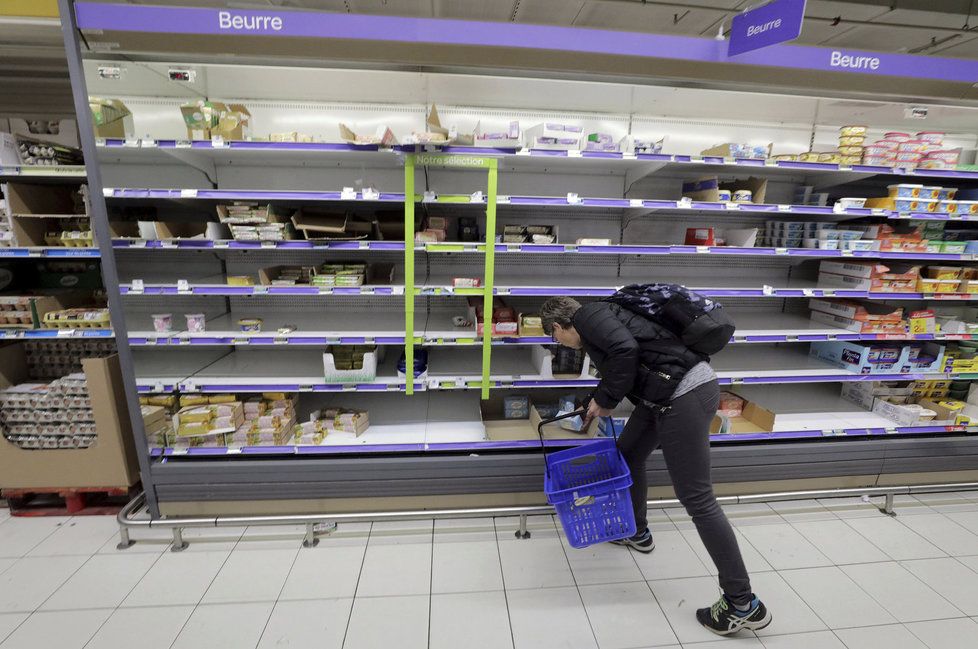 Francie zažívá nedostatek másla. Regály obchodů zejí prázdnotou.