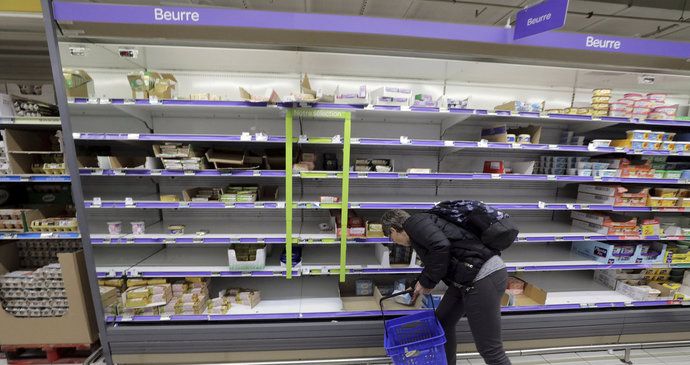Francie zažívá nedostatek máslo. Regály obchodů zejí prázdnotou.