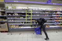 Lidé mají strach o Vánoce i croissanty. Nedostatek másla je pro Francouze šokující