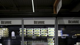 Francie zažívá nedostatek máslo. Regály obchodů zejí prázdnotou.