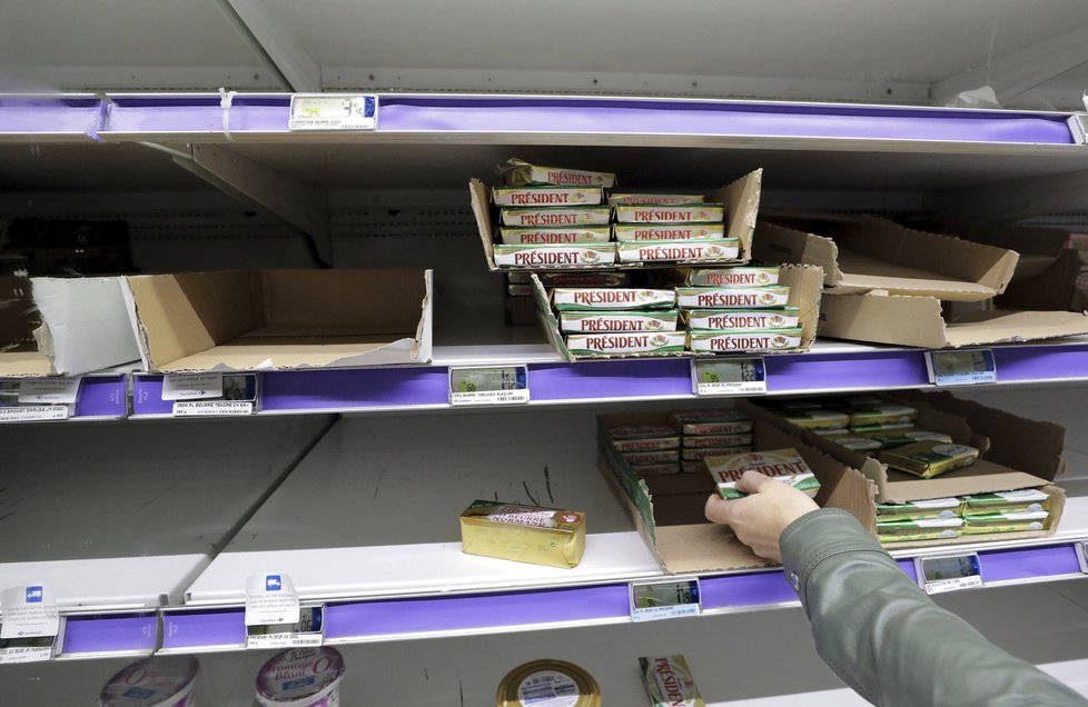 Francie zažívá nedostatek máslo. Regály obchodů zejí prázdnotou.