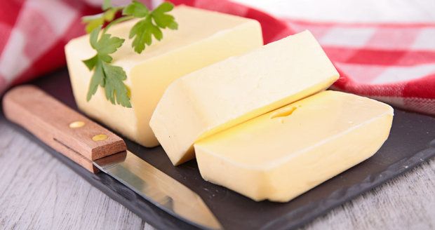 Lidé, kteří se zajímají o hubnutí, mají někdy jasno - máslo je moc tučné, lepší je rostlinný tuk. Jenže je to podstatně složitější.