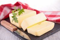 Kdy je lepší máslo a kdy margarín? A proč tolik vadí ztužený tuk?