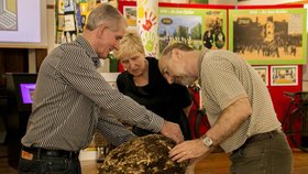 Nálezce máslové hroudy Jack Conaway (vlevo), kurátorka Cavan County Muzea Savina Donohoeová a asistent starověké sbírky muzea Andy Halpin
