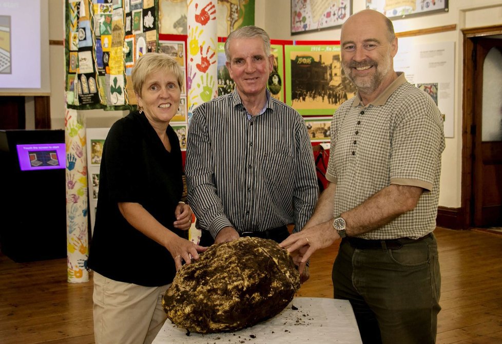 Kurátorka Cavan County Muzea Savina Donohoeová, nálezce máslové hroudy Jack Conaway a asistent starověké sbírky muzea Andy Halpin