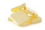 Kromě tří typů másel, kde je hlavní a jedinou složkou mléčný tuk, najdete na pultech obchodů i další výrobky označené jako másla, které mají nejméně 75 % mléčného tuku.