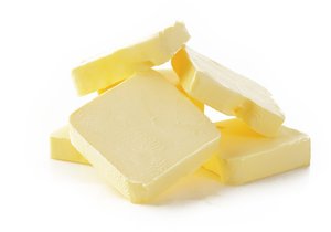 Kromě tří typů másel, kde je hlavní a jedinou složkou mléčný tuk, najdete na pultech obchodů i další výrobky označené jako másla, které mají nejméně 75 % mléčného tuku.