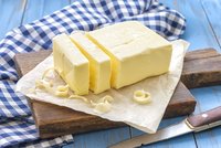 Lidé kvůli drahému máslu „berou útokem“ malé farmáře. O Vánocích má stát 70 Kč