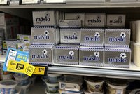 Máslo skokově zlevnilo. Odborníci ale varují: Je bez chuti a jen na pečení!?