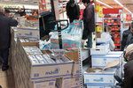 Dva supermarkety včera zaútočily těžkým kalibrem na české a moravské zákazníky. Jeden nabídl máslo za 36,60 Kč, druhý zase vajíčka za 2,60 Kč za kus a tuk na pečení za 9,90. Zákazníci výzvu přijali, štosovali se do front, ale žádná velká zvěrstva se v obchodech nekonala.