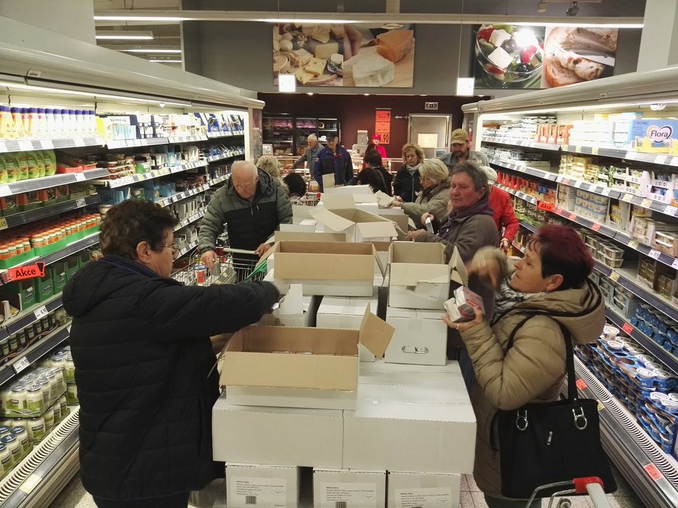 Po otevření supermarketu řada lidí zamířila rovnou do oddělení pro máslo, které brali po pěti, deseti i více kusech.