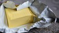 Ročně každý Čech v průměru spotřebuje okolo 5 kilogramů žlutých kostek – tedy zhruba 20 čtvrtkilových balení.