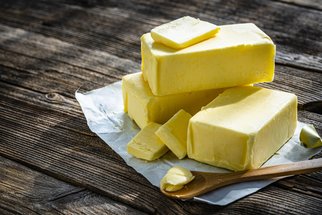 Čím nahradit při pečení drahé máslo? Existují levnější i zdravější alternativy