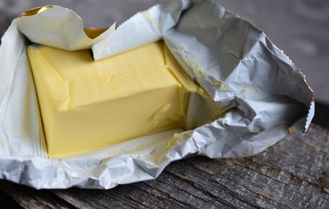 Levnější máslo v obchodě? Pozor na oblíbený fígl výrobců! A vyplatí se doma vyrobené?