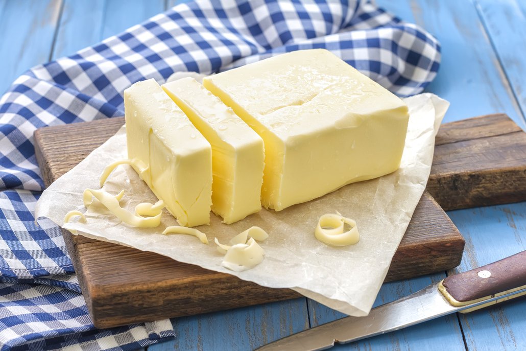 Domácí máslo uchovávejte v potravinářské fólii nebo dřevěné krabičce. Čerstvé vám vydrží asi 20–30 dní