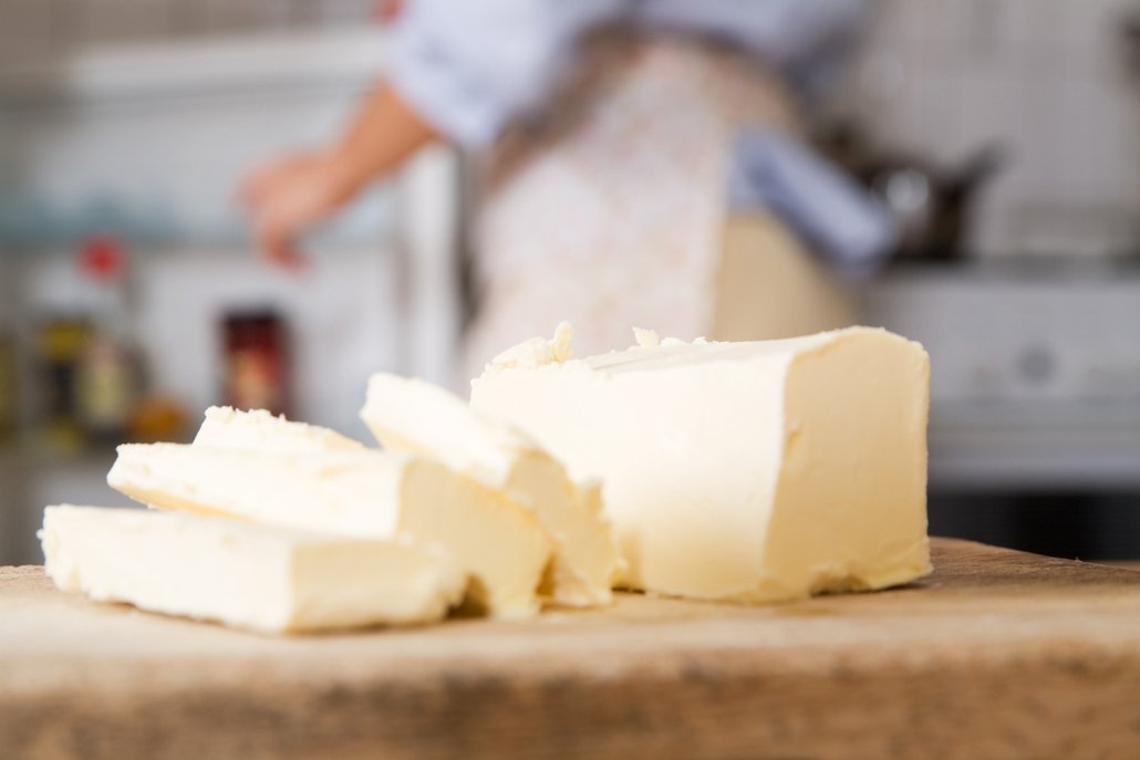 Babička Nikol Leitgeb pomazává lívance ještě za tepla rozpuštěným máslíčkem