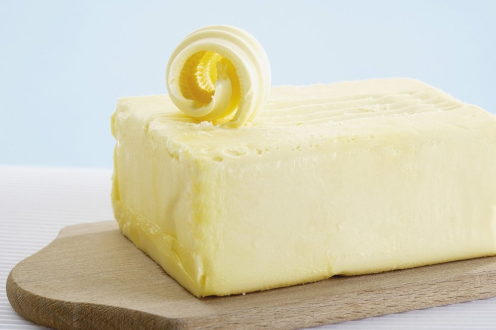 Aby se mohlo máslo nazývat máslem, musí obsahovat nejméně 80 a maximálně 90 % výhradně mléčného tuku. Nejčastěji tato hodnota odpovídá 82 %.