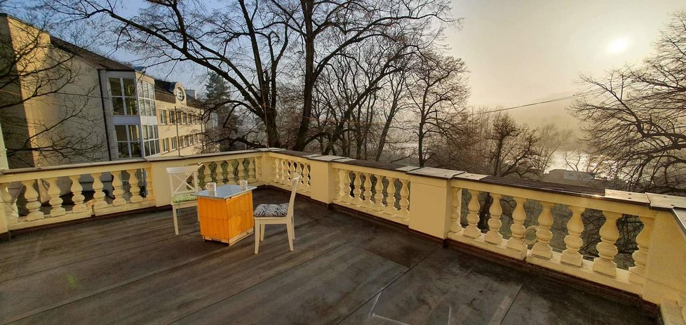 Romantická terasa BeeDolu s výhledem na Vltavu.
