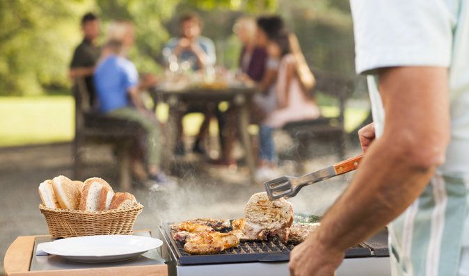 Léto a grilování: Jak se ubránit infekcím ze špatně připraveného jídla?
