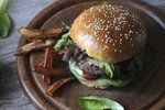 Foodblogerka Mona radí: Jak vybrat maso na hamburger a co dovnitř