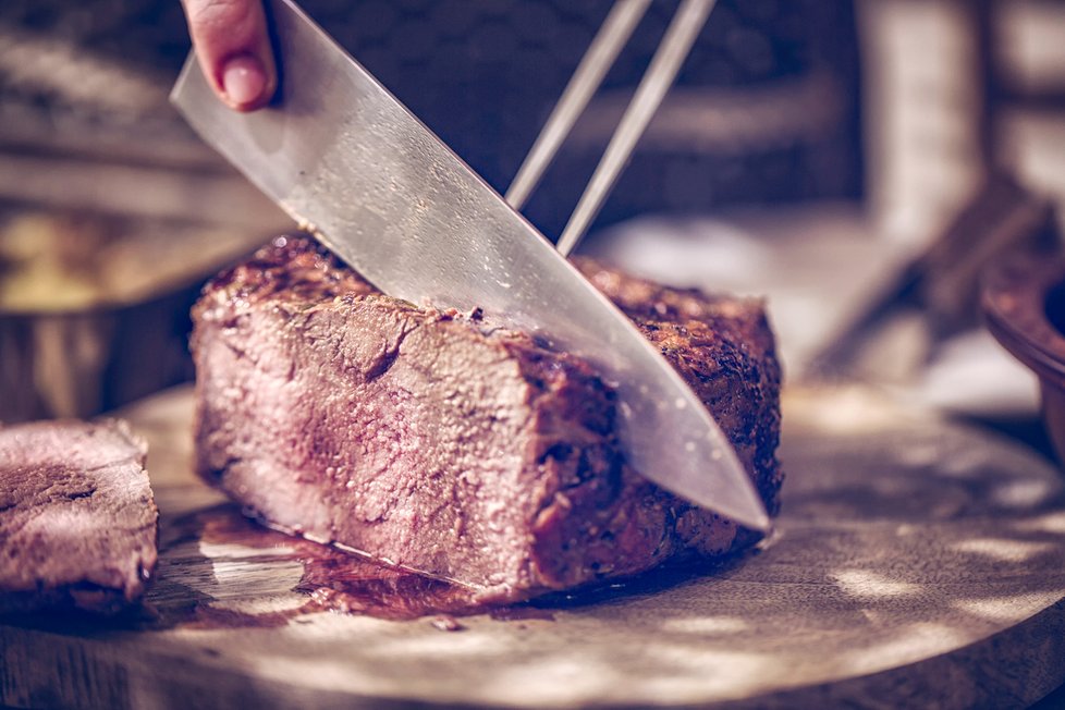 Často si můžete za střevní potíže sami. Například když při grilování použijete stejný nůž na syrové i hotové maso.