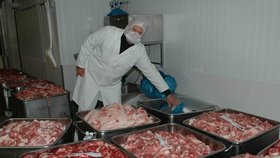 Příprava čerstvého masa pro výrobu mletých mas (Ilustrační foto)