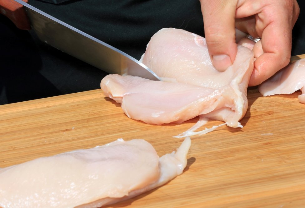 Veterináři ve čtvrtek zjistili, že tuna polského kuřecího masa, která se dostala do Česka, obsahovala salmonelu (ilustrační foto)