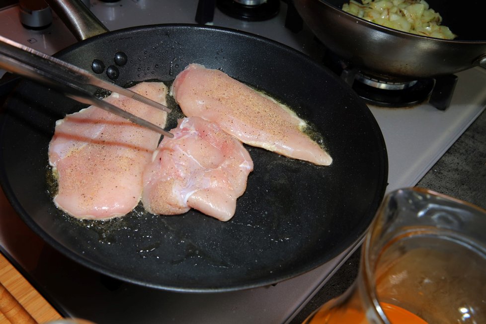 Kuřecí maso po celém světě zdražuje. (ilustrační foto)