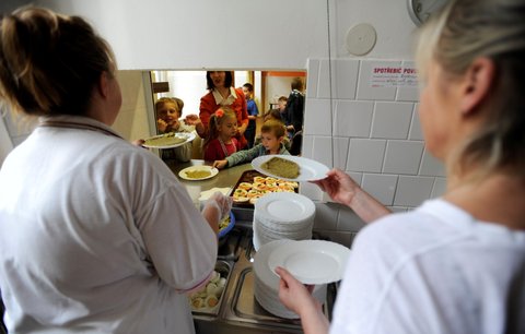 Stížnosti na jídlo ve školkách: Musí zajistit stravu i dětem s alergií, uvedla Šabatová